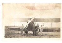 Beatriz y su hermana Felisa en el Museo de aviación